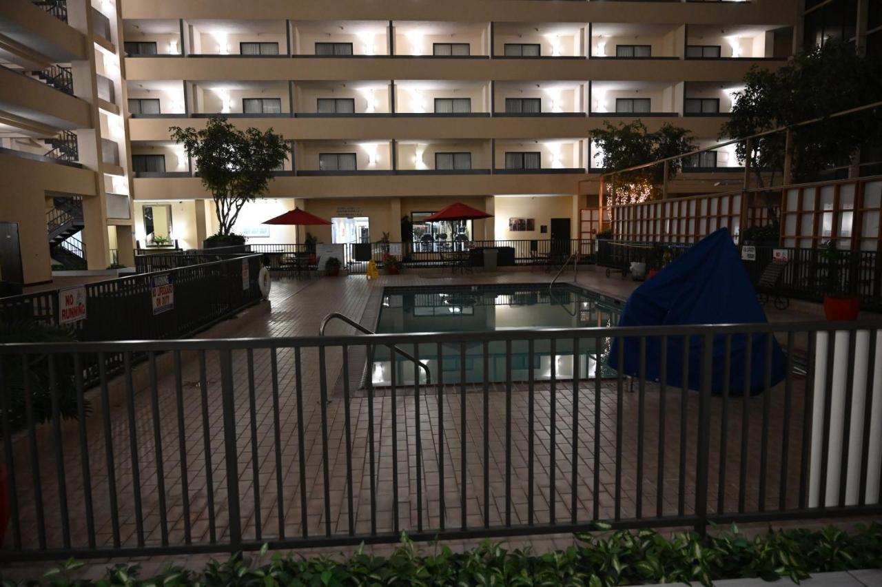 Hotel Atrium And Dfw Airport 3*