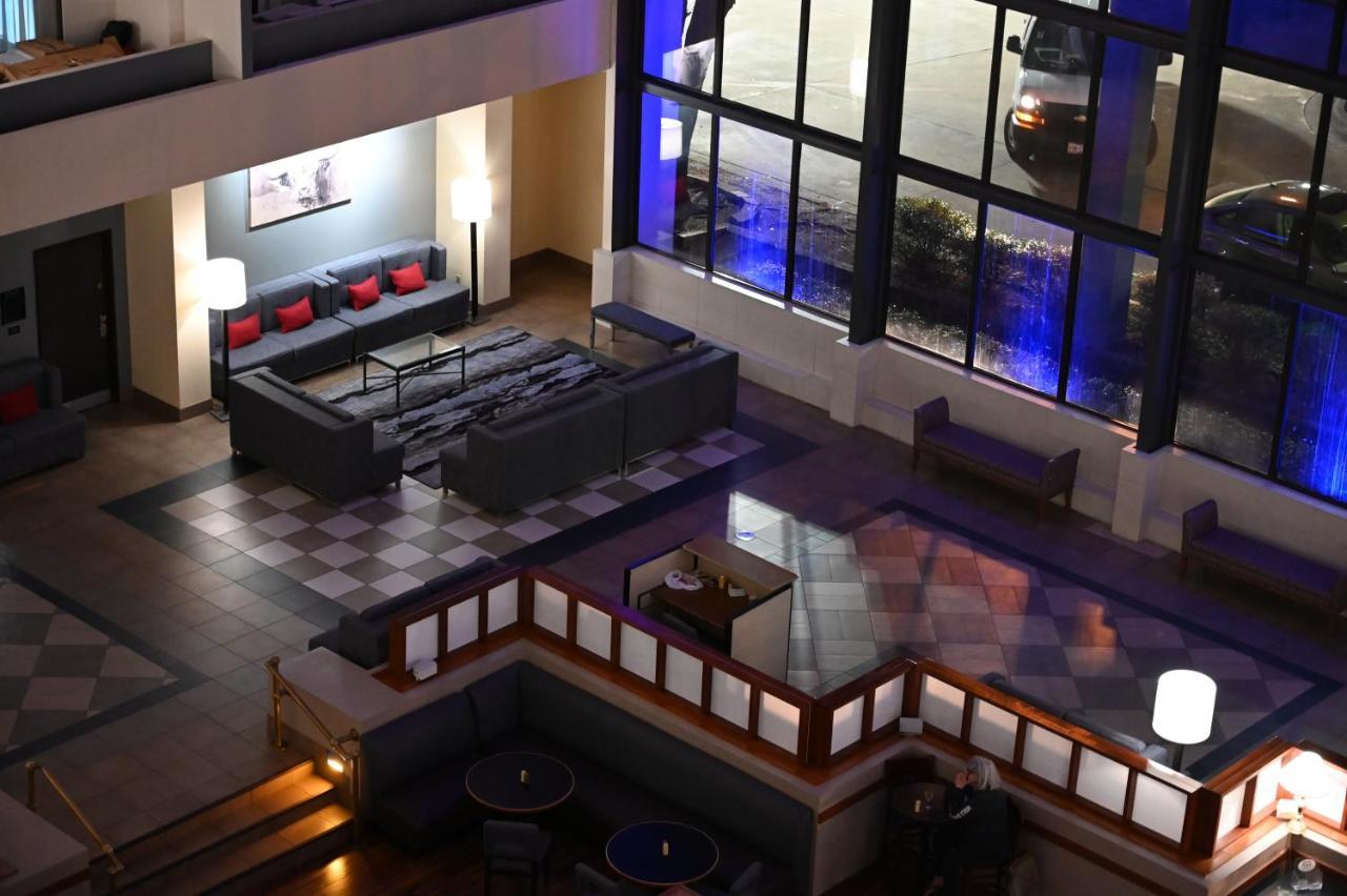 Hotel Atrium And Dfw Airport