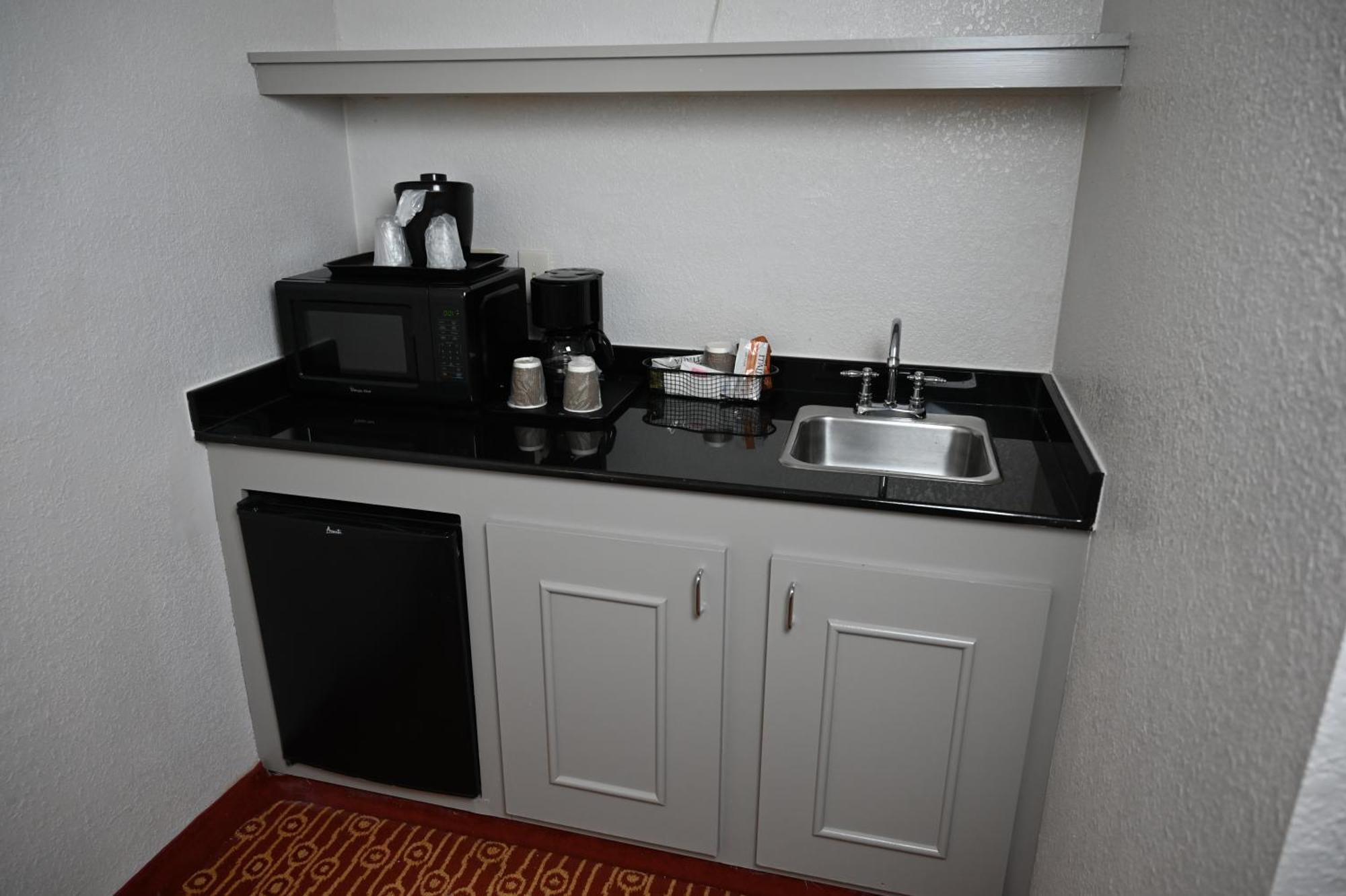 Hotel Atrium And Dfw Airport 3*