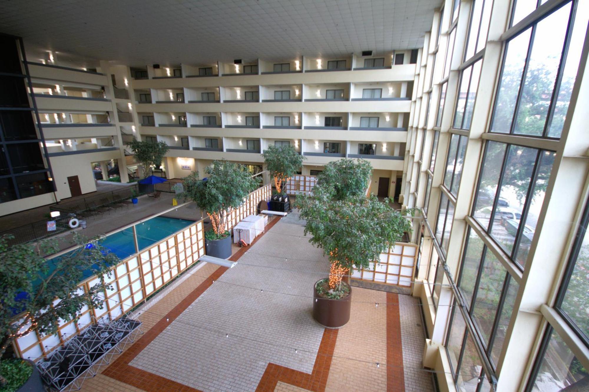 Hotel Atrium And Dfw Airport 3*