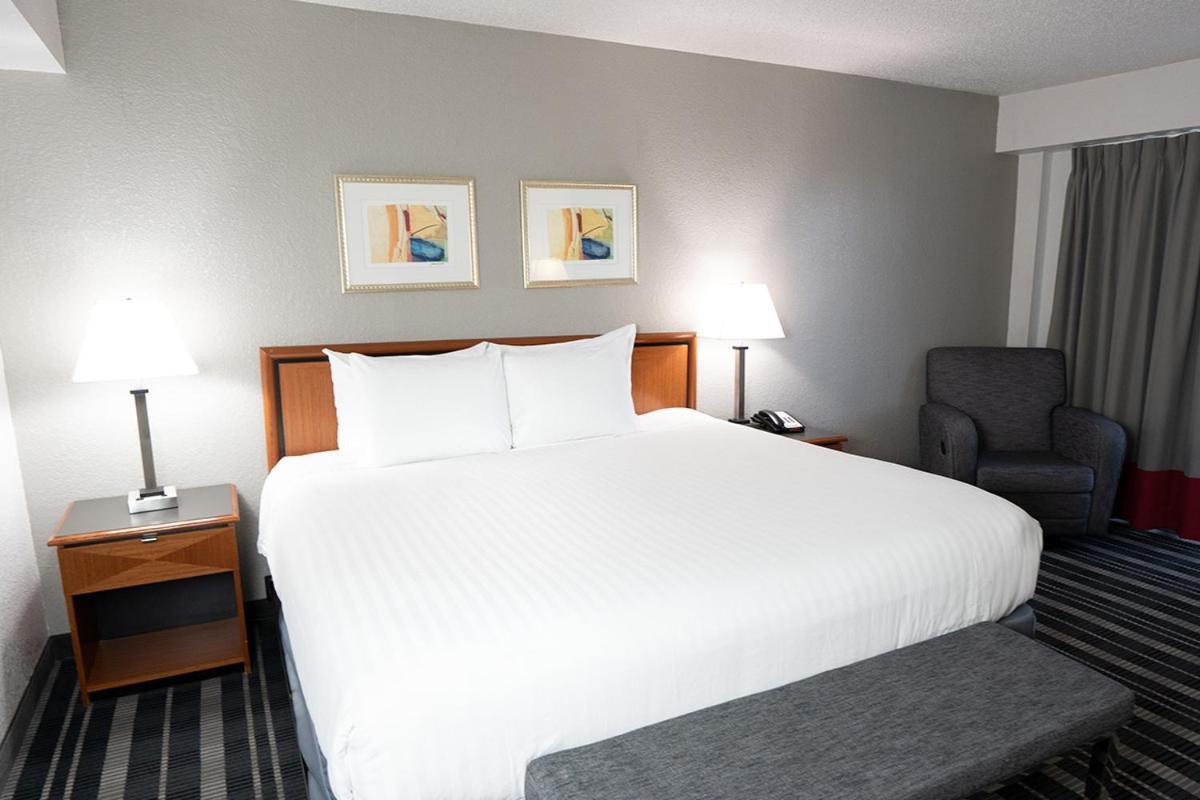 Atrium And Dfw Airport Hotel 3*